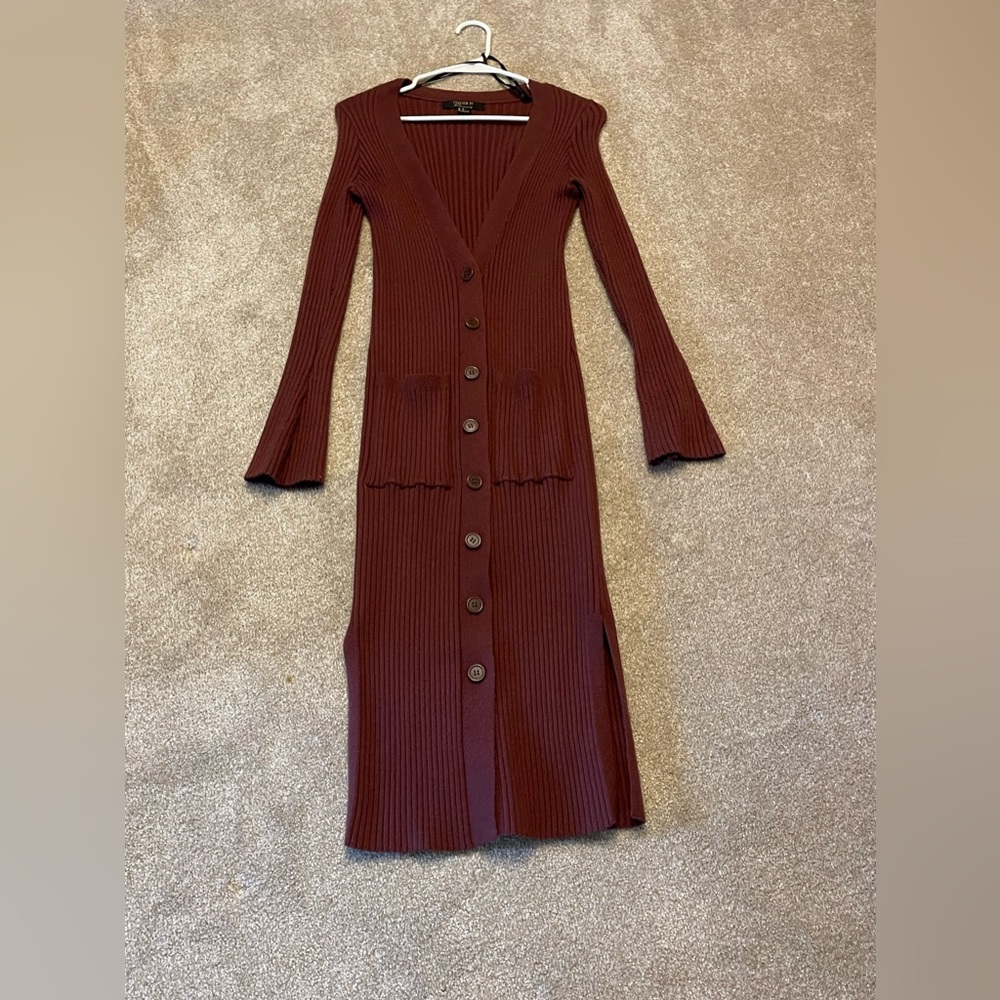Like new burgundy long length sweater. Forever 21, size med. Excellent condition - Picture 3 of 5